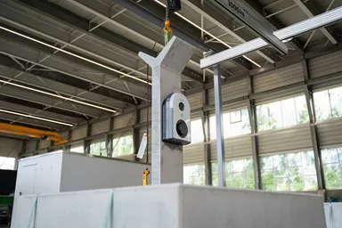 Betonelement für Ladestation einfach grau glatt vollkantig bewehrt L 34 cm B 34 cm H 166 cm