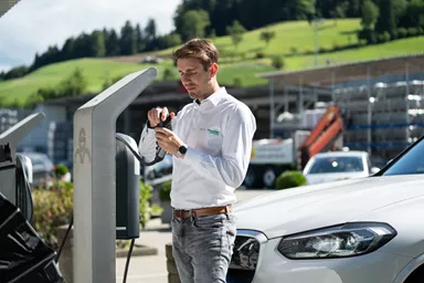 Betonelement für Ladestation einfach grau glatt vollkantig bewehrt L 34 cm B 34 cm H 166 cm