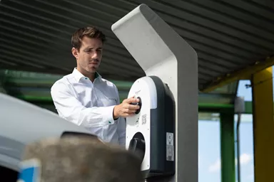 Betonelement für Ladestation einfach grau glatt vollkantig bewehrt L 34 cm B 34 cm H 166 cm