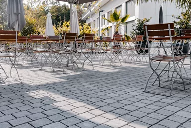 FRIEDA DRAIN Ökostein perlgrau strukturiert Kanten gebrochen L 13.8-16.8 cm B 15.1 cm H 7 cm