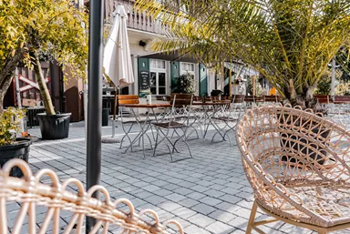 FRIEDA DRAIN Ökostein perlgrau strukturiert Kanten gebrochen L 13.8-16.8 cm B 15.1 cm H 7 cm