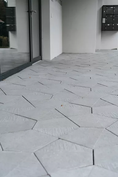 5-Eck Pflasterplatte Typ A + B grau glimmer glatt und strukturiert L 38.1 cm B 30.2 cm H 6 cm