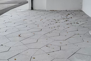 5-Eck Pflasterplatte Typ A + B grau glimmer glatt und strukturiert L 38.1 cm B 30.2 cm H 6 cm