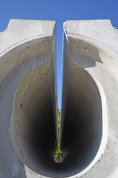 SECURRO Slimline-Rinne grau mit durchgehendem Schlitz unbehandelt ohne Gefälle BK D 400 L 4000 mm B 400 mm H 430 mm