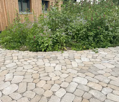 ARENA VISTA Pflasterstein jurakalk strukturiert Kanten gebr. L 6.5 - 21.9 cm B 8.6 - 12.2 cm H 7 cm