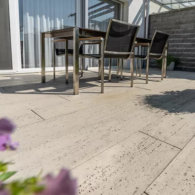 ANTIKA Gehwegplatten mit Travertinstruktur