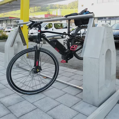 Stehbänke und Fahrradständer