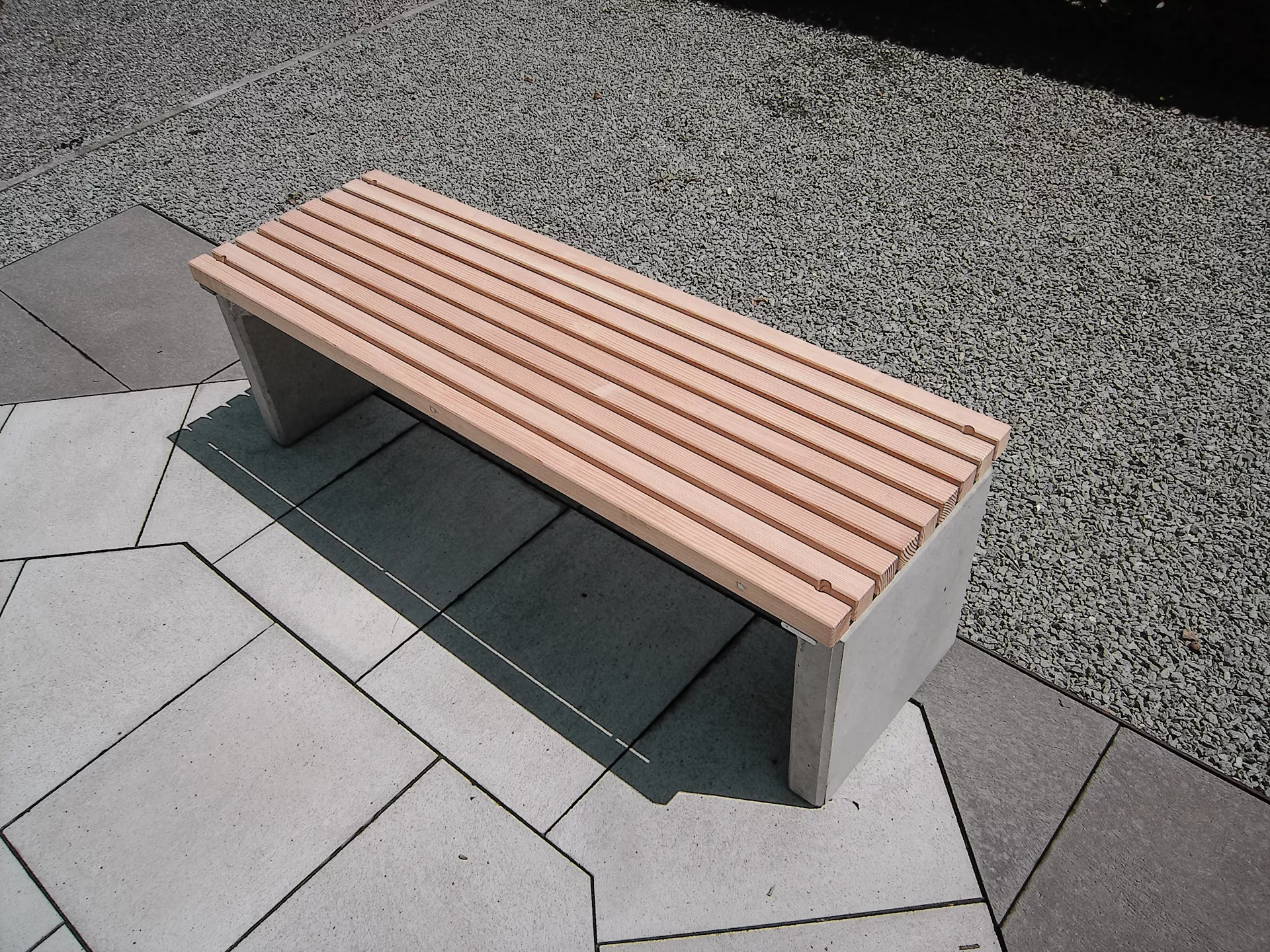 Gartenbank mit Holzrost grau glatt gefast bewehrt L 140 cm B 45 cm H 45 cm