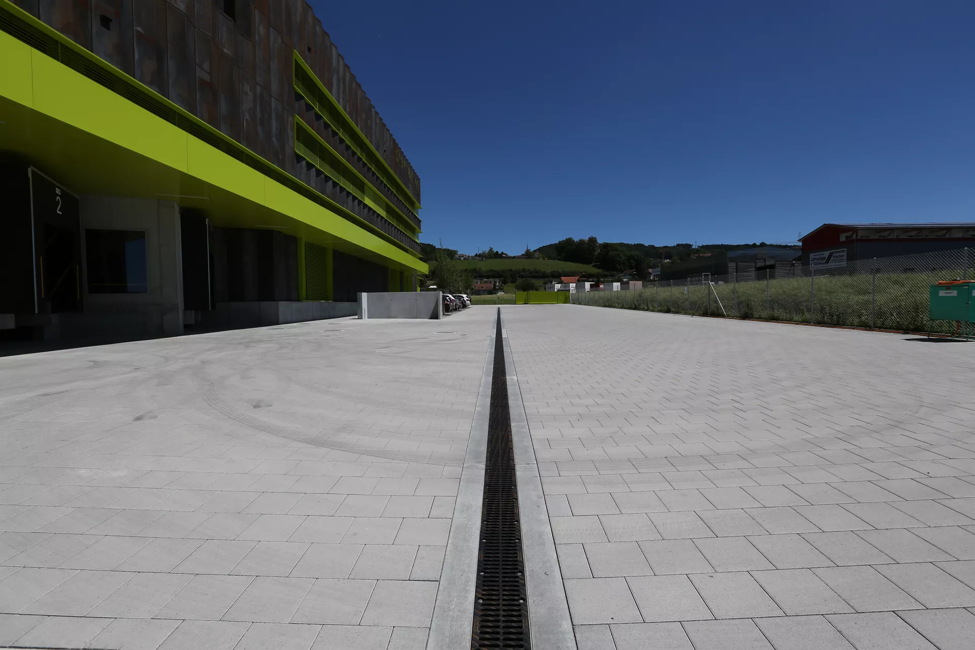 VS 5 Schwerlaststein mit Verschiebesicherung grau glatt gefast englisch palettiert L 30 cm B 30 cm H 10.8 cm