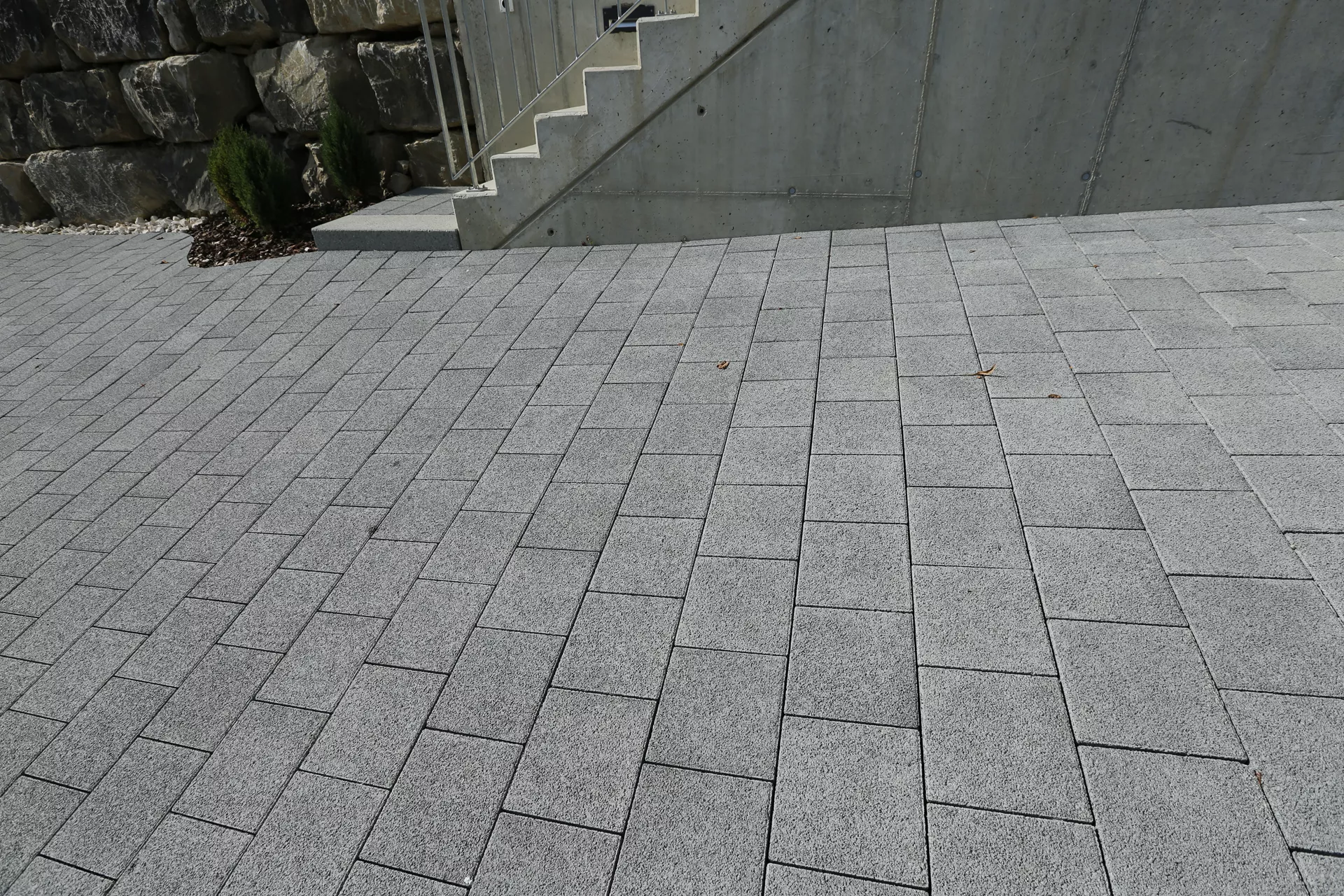 CARENA Sickerstein fino mit Nocken grau haufwerksporig gefast L 25 cm B 25 cm H 8 cm