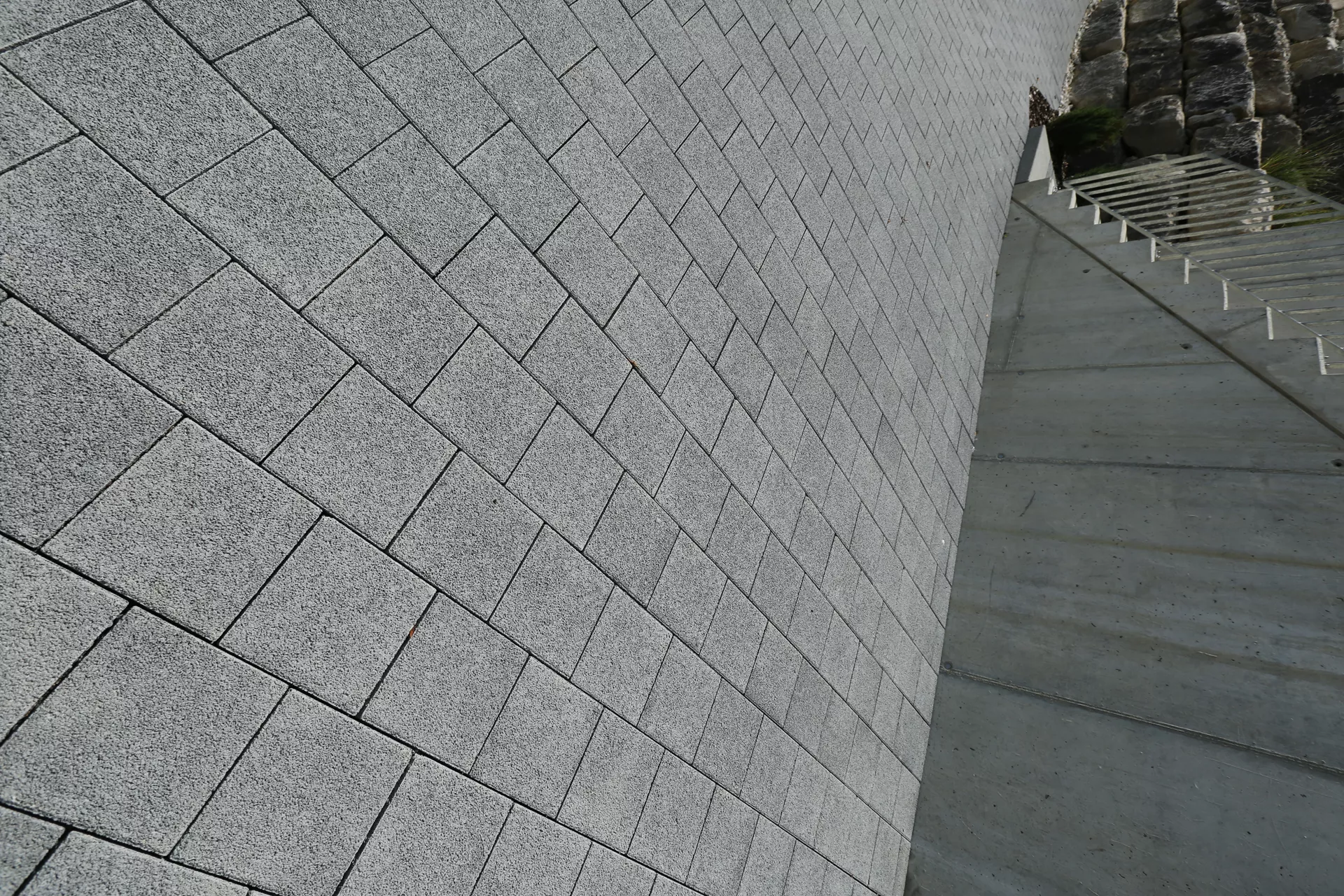 CARENA Sickerstein fino mit Nocken grau haufwerksporig gefast L 25 cm B 25 cm H 8 cm