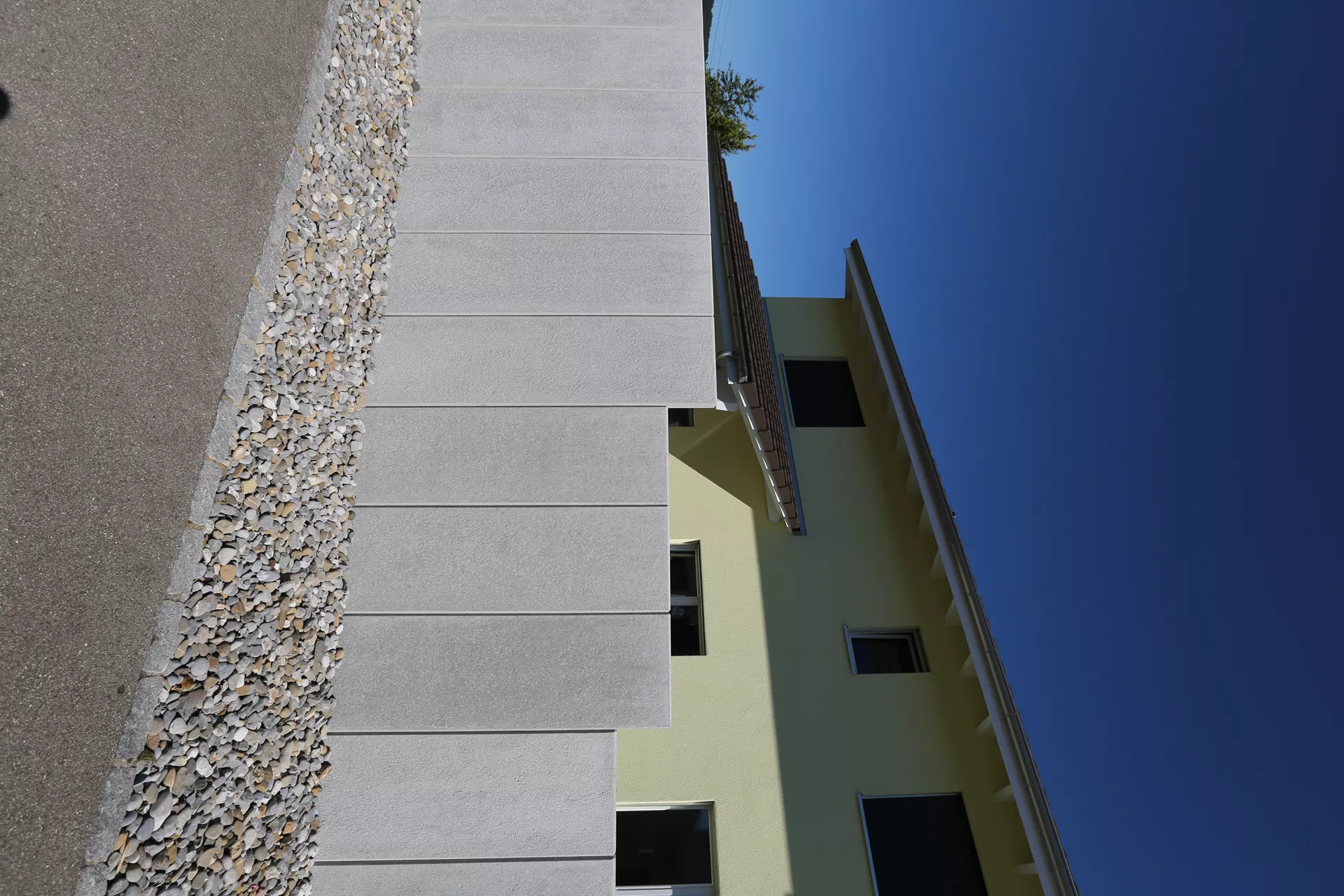 Betonlamelle bewehrt grau gefast 1-seitig glatt, 1-seitig abgerieben L 50 cm B 6 cm H 250 cm