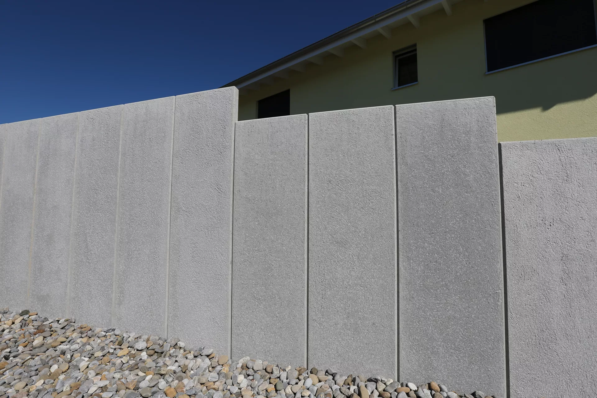 Betonlamelle bewehrt grau gefast 1-seitig glatt, 1-seitig abgerieben L 50 cm B 6 cm H 250 cm