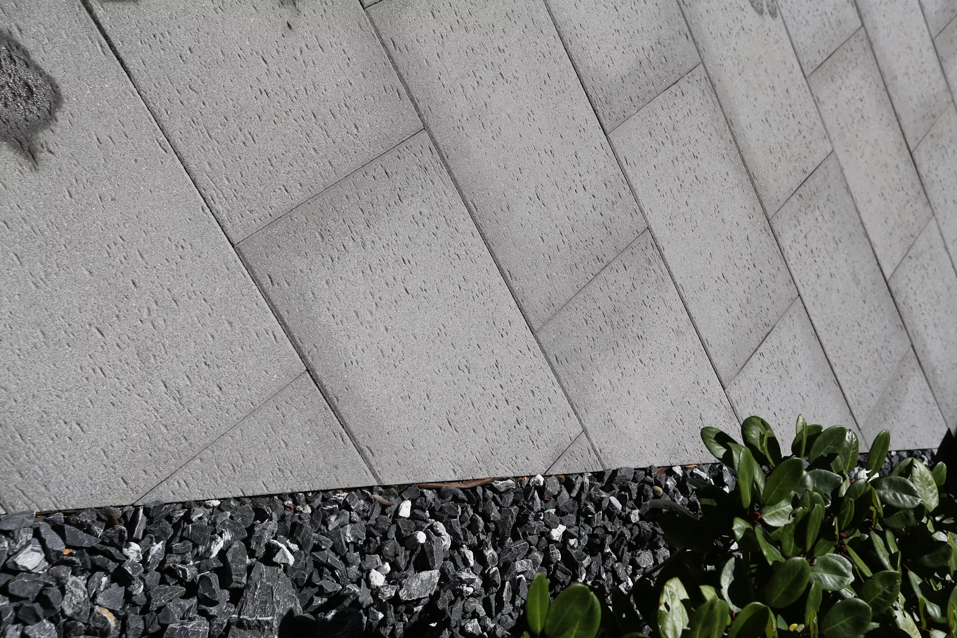 STRUKTURA Gehwegplatte mit Travertinstruktur anthrazit strukturiert gestrahlt gefast L 60 cm B 40 cm H 4 cm
