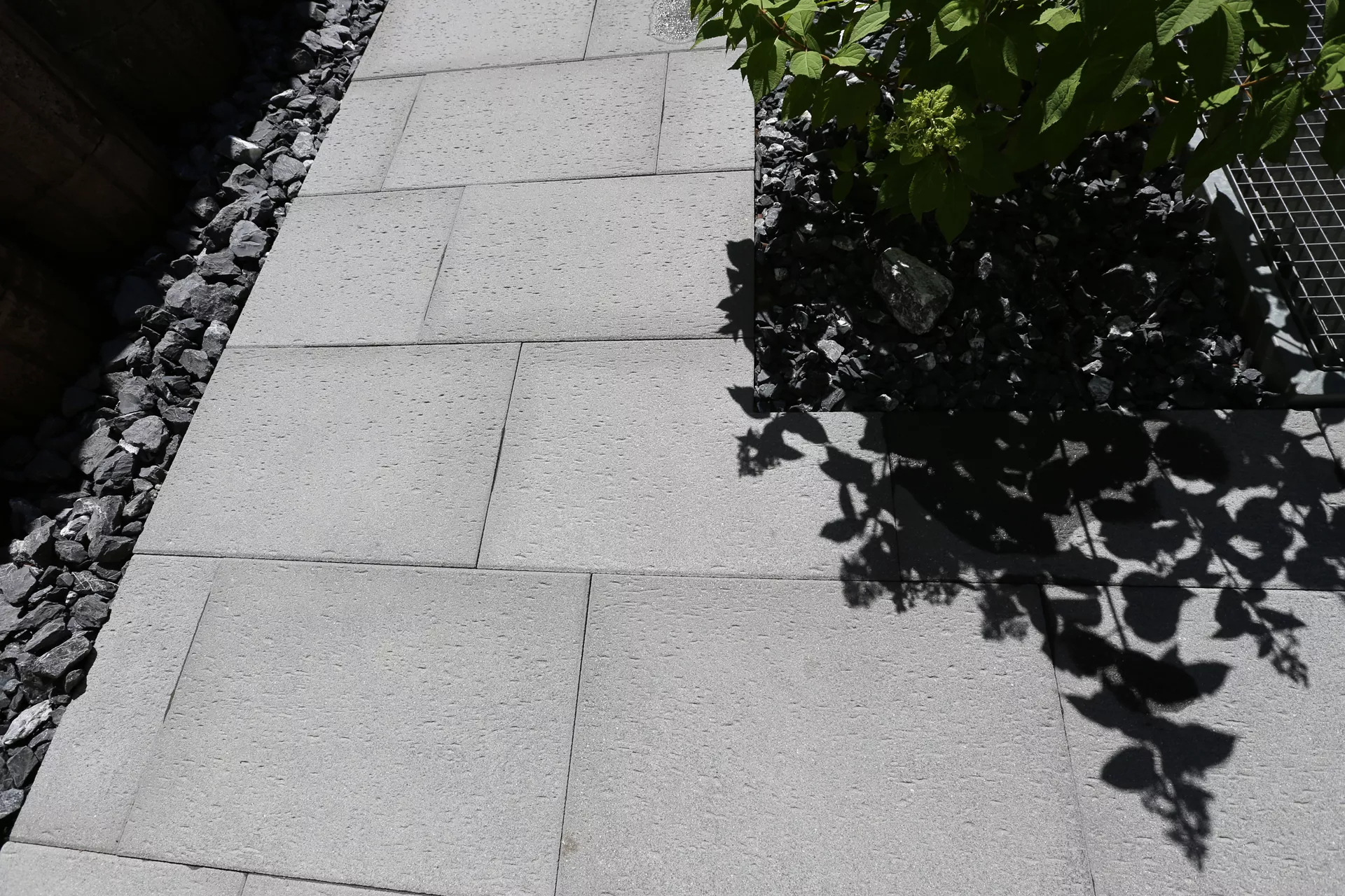 STRUKTURA Gehwegplatte mit Travertinstruktur anthrazit strukturiert gestrahlt gefast L 60 cm B 40 cm H 4 cm