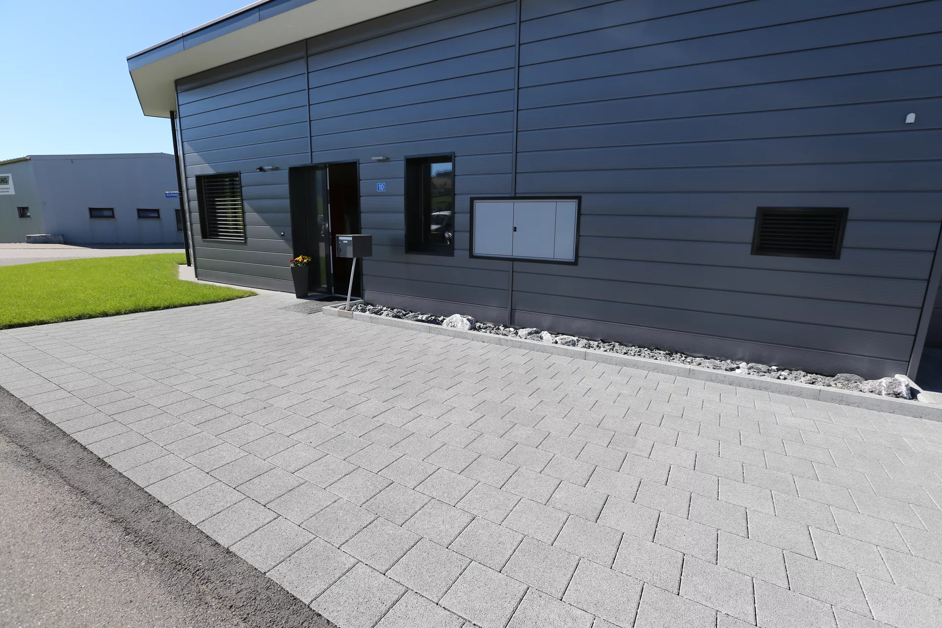 CARENA Sickerstein fino mit Nocken grau haufwerksporig gefast L 25 cm B 25 cm H 8 cm