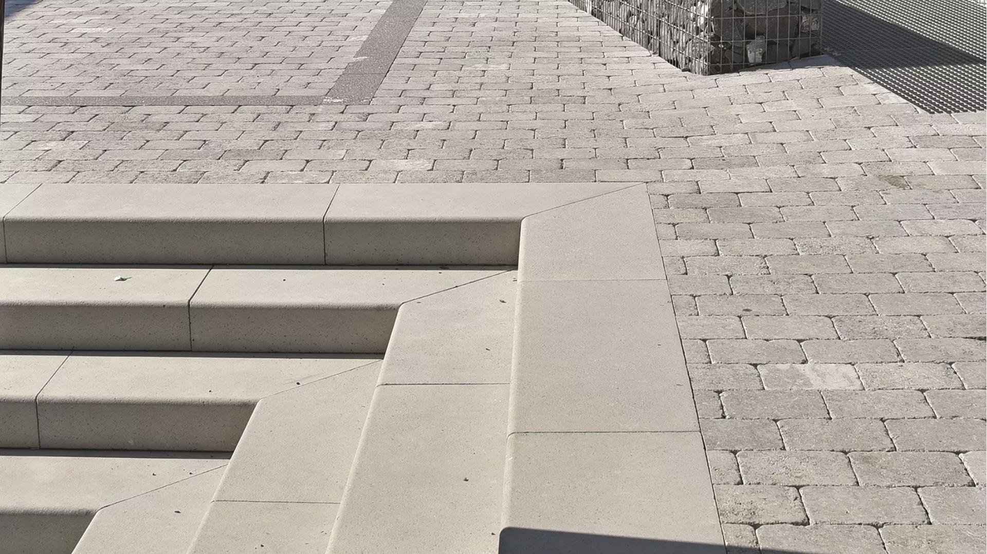 FROSTA Blockstufe grau gestrahlt stirnseitig leicht gerundet L 75 cm B 40 cm H 15 cm