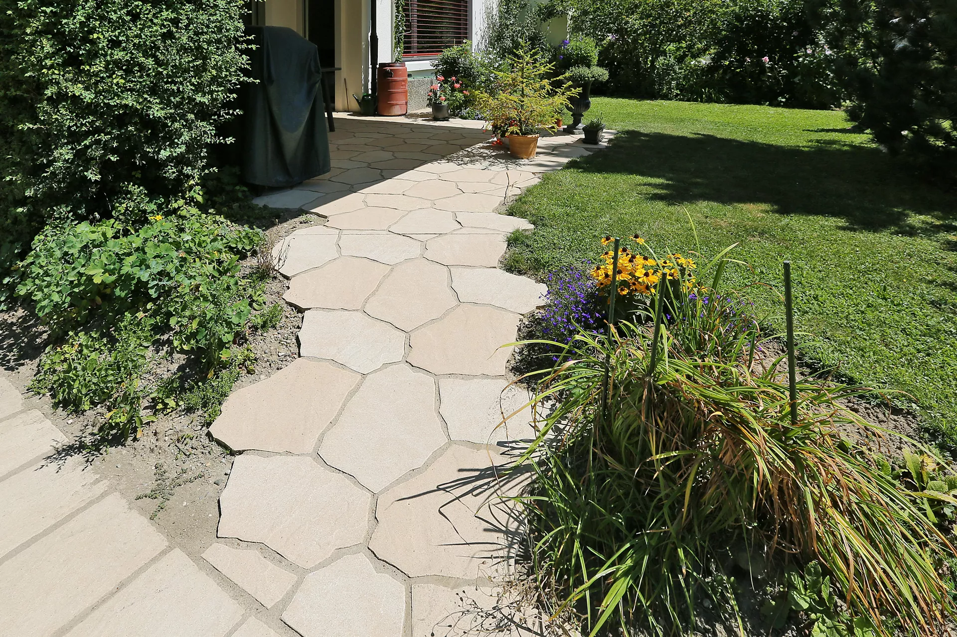 HACIENDA CAMINOS polygonales Plattensystem terra-beige strukturiert gefast H 5.5 cm