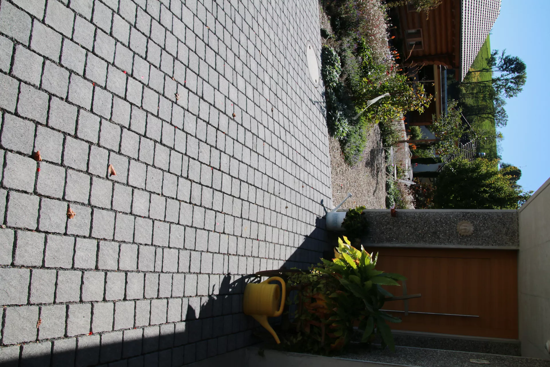 FRIEDA DRAIN Ökostein perlgrau strukturiert Kanten gebrochen L 13.8-16.8 cm B 15.1 cm H 7 cm