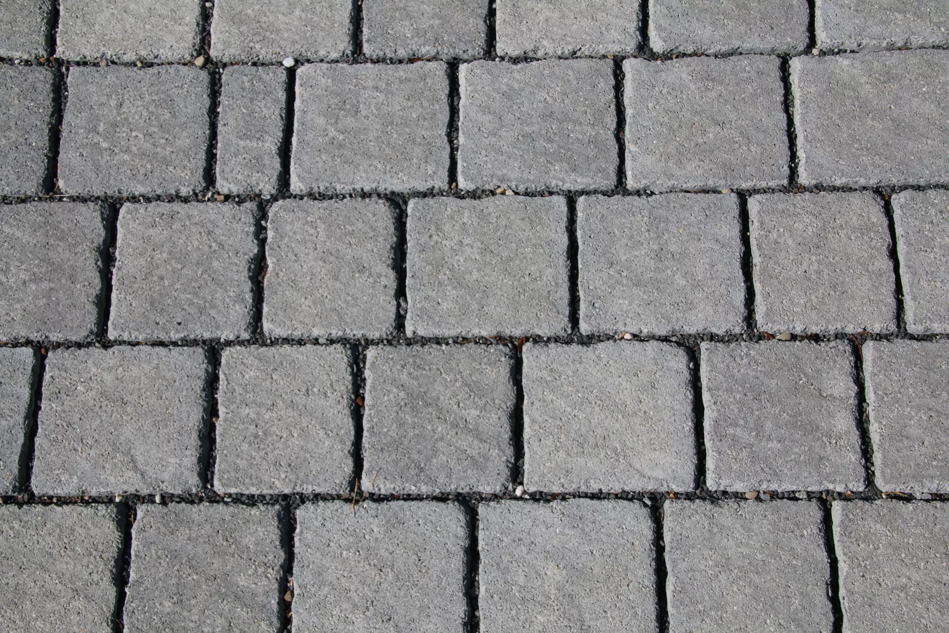 FRIEDA DRAIN Ökostein perlgrau strukturiert Kanten gebrochen L 13.8-16.8 cm B 15.1 cm H 7 cm