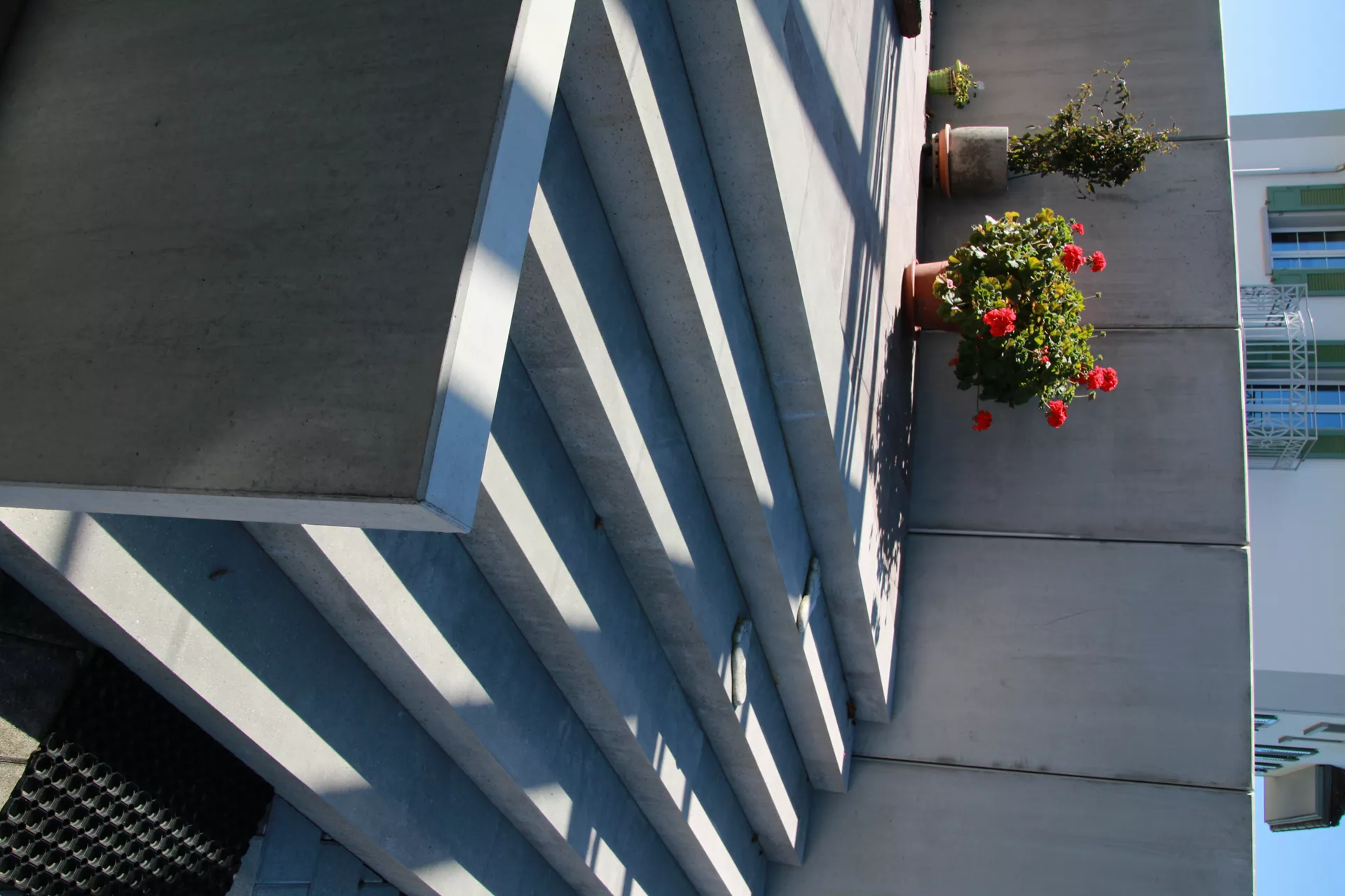 GRANDE Winkelplatten mit Nut und Kamm grau glatt gefast bewehrt L 100 cm B 195 cm H 300 cm W 20 cm