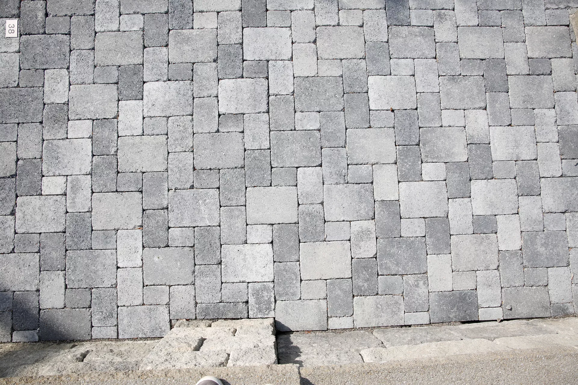 TEGULA Pflasterstein schwarz-weiss schattiert glatt Kanten gebrochen L 16 cm B 11 cm H 6 cm
