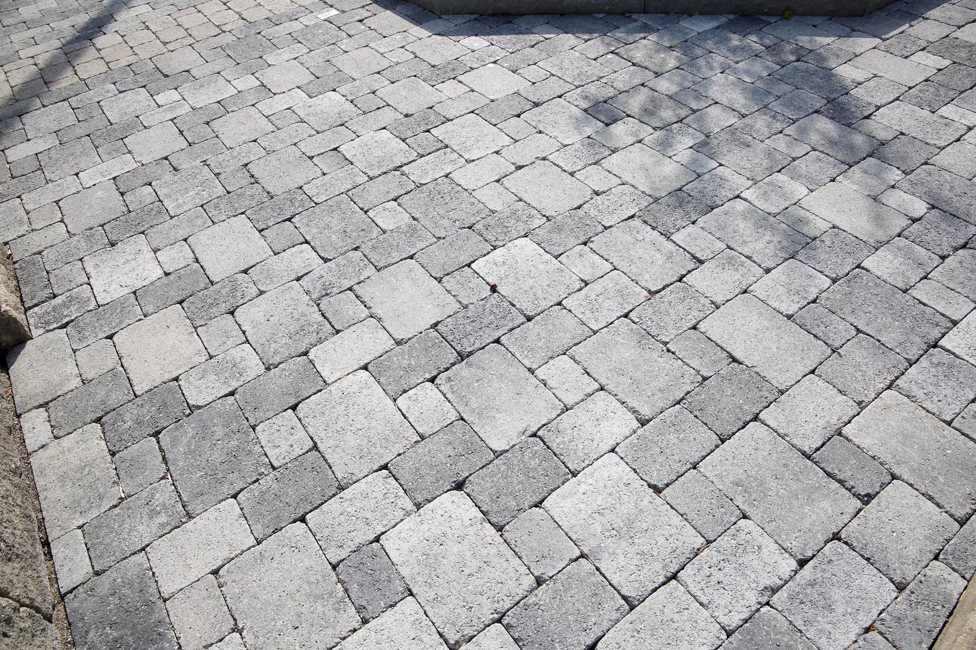 TEGULA Pflasterstein schwarz-weiss schattiert glatt Kanten gebrochen L 16 cm B 11 cm H 6 cm