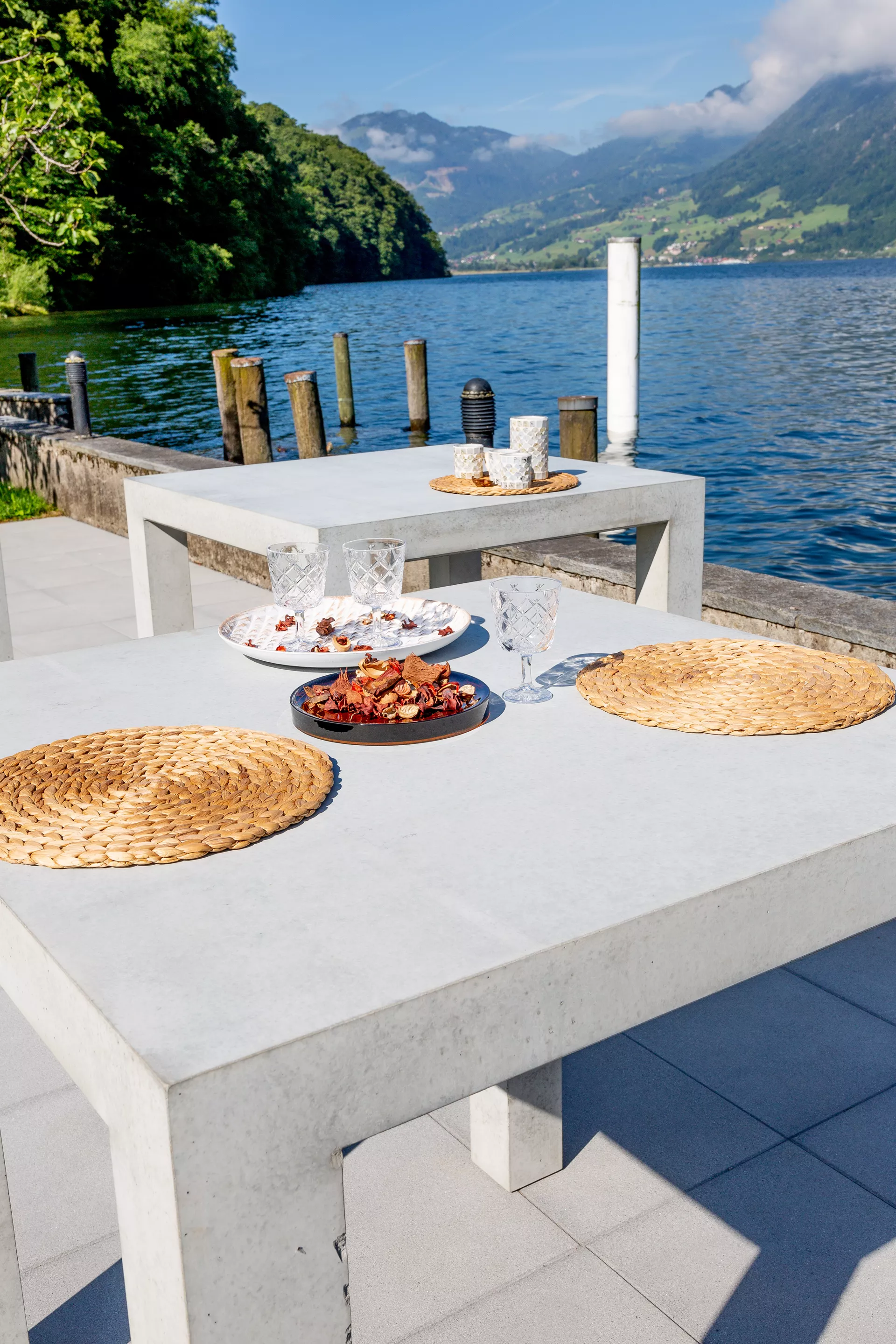 INTERMEZZO Stehtisch light grau glatt vollkantig bewehrt L 110 cm B 110 cm H 110 cm