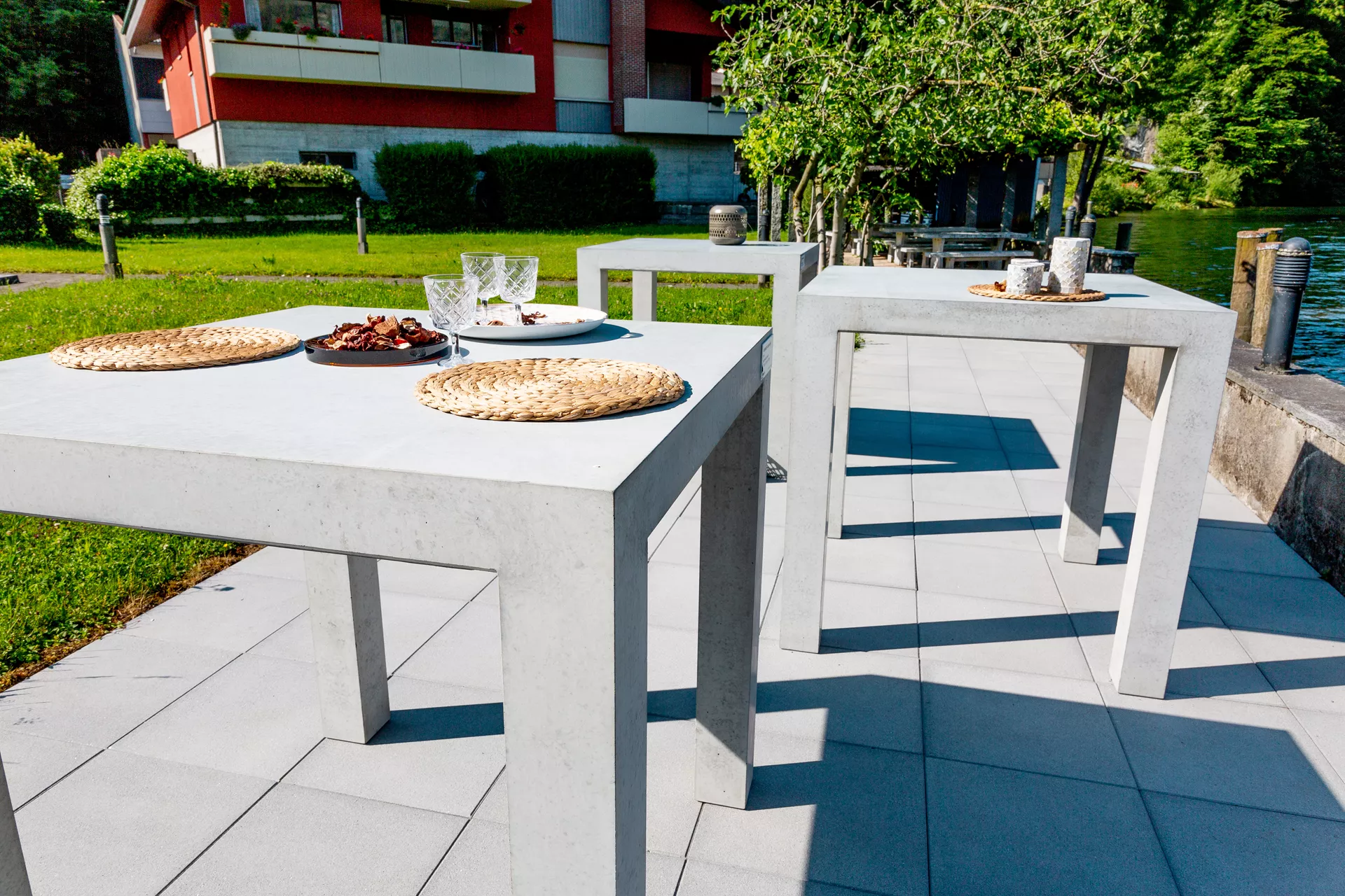 INTERMEZZO Stehtisch light grau glatt vollkantig bewehrt L 110 cm B 110 cm H 110 cm