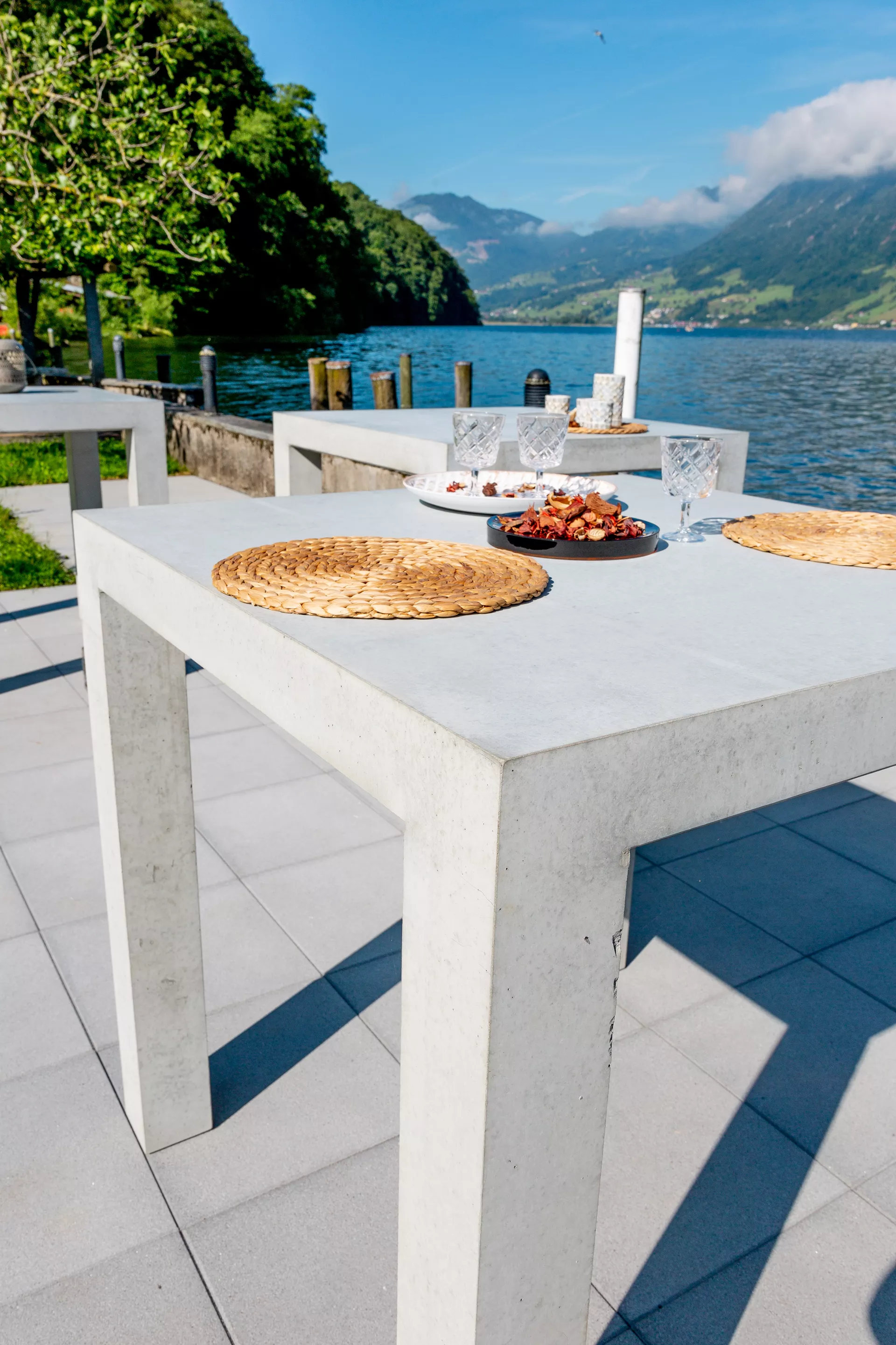 INTERMEZZO Stehtisch light grau glatt vollkantig bewehrt L 110 cm B 110 cm H 110 cm