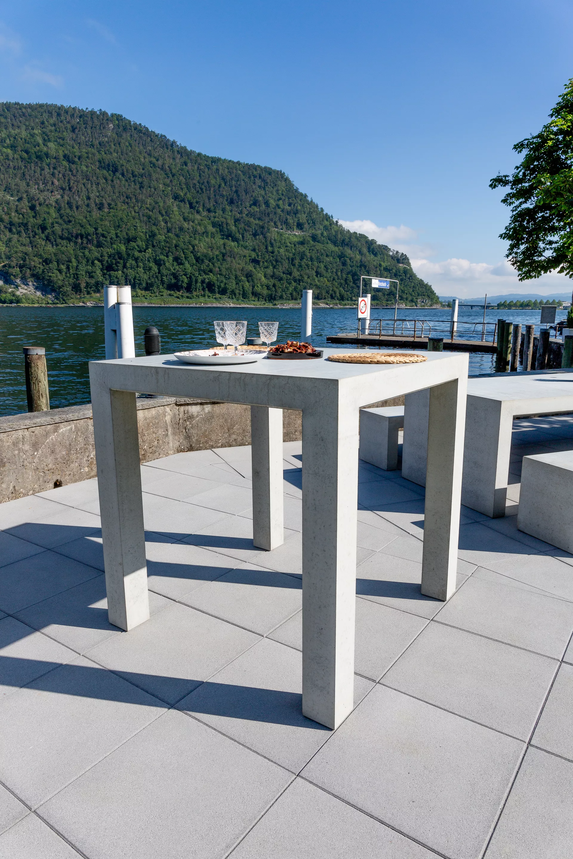 INTERMEZZO Stehtisch light grau glatt vollkantig bewehrt L 110 cm B 110 cm H 110 cm