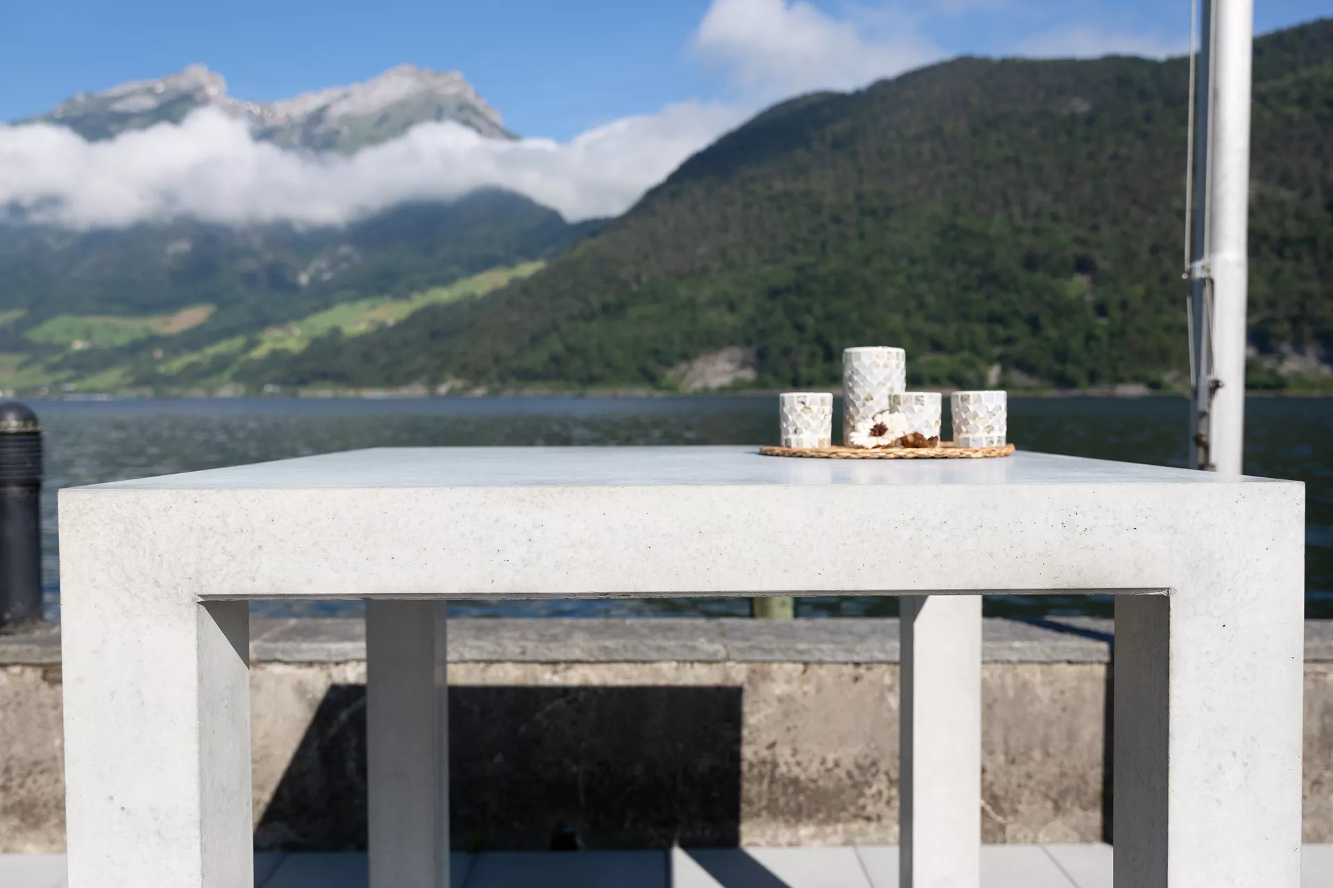 INTERMEZZO Stehtisch light grau glatt vollkantig bewehrt L 110 cm B 110 cm H 110 cm