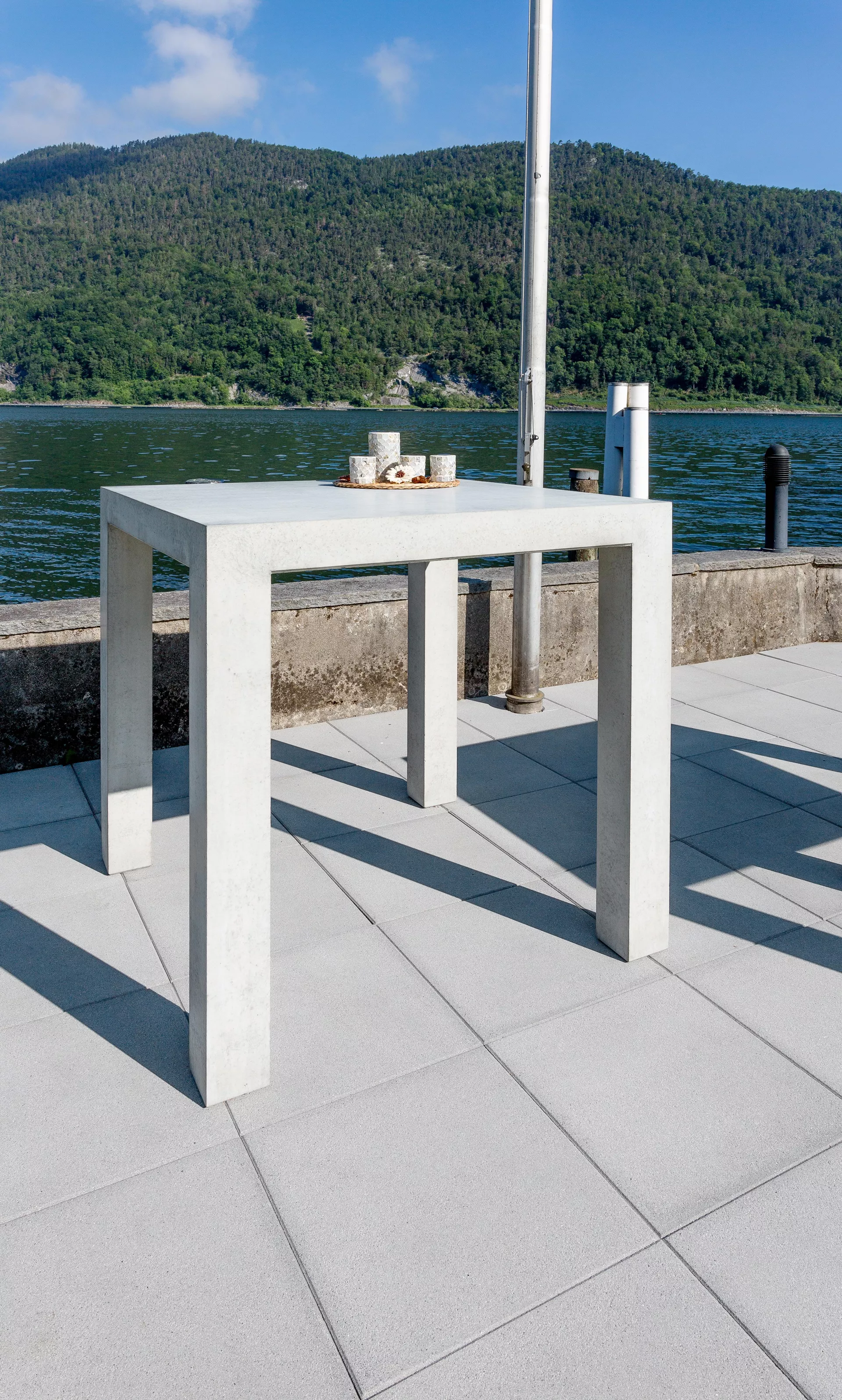 INTERMEZZO Stehtisch light grau glatt vollkantig bewehrt L 110 cm B 110 cm H 110 cm