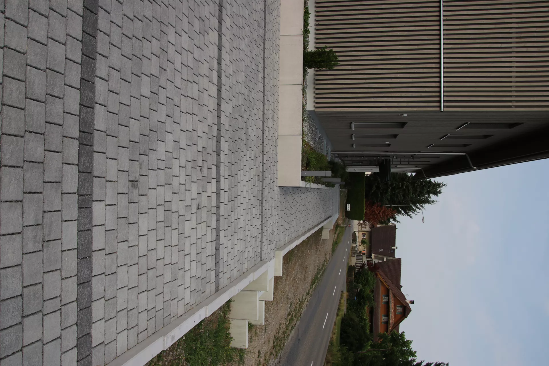 FRIEDA DRAIN Ökostein perlgrau strukturiert Kanten gebrochen L 13.8-16.8 cm B 15.1 cm H 7 cm