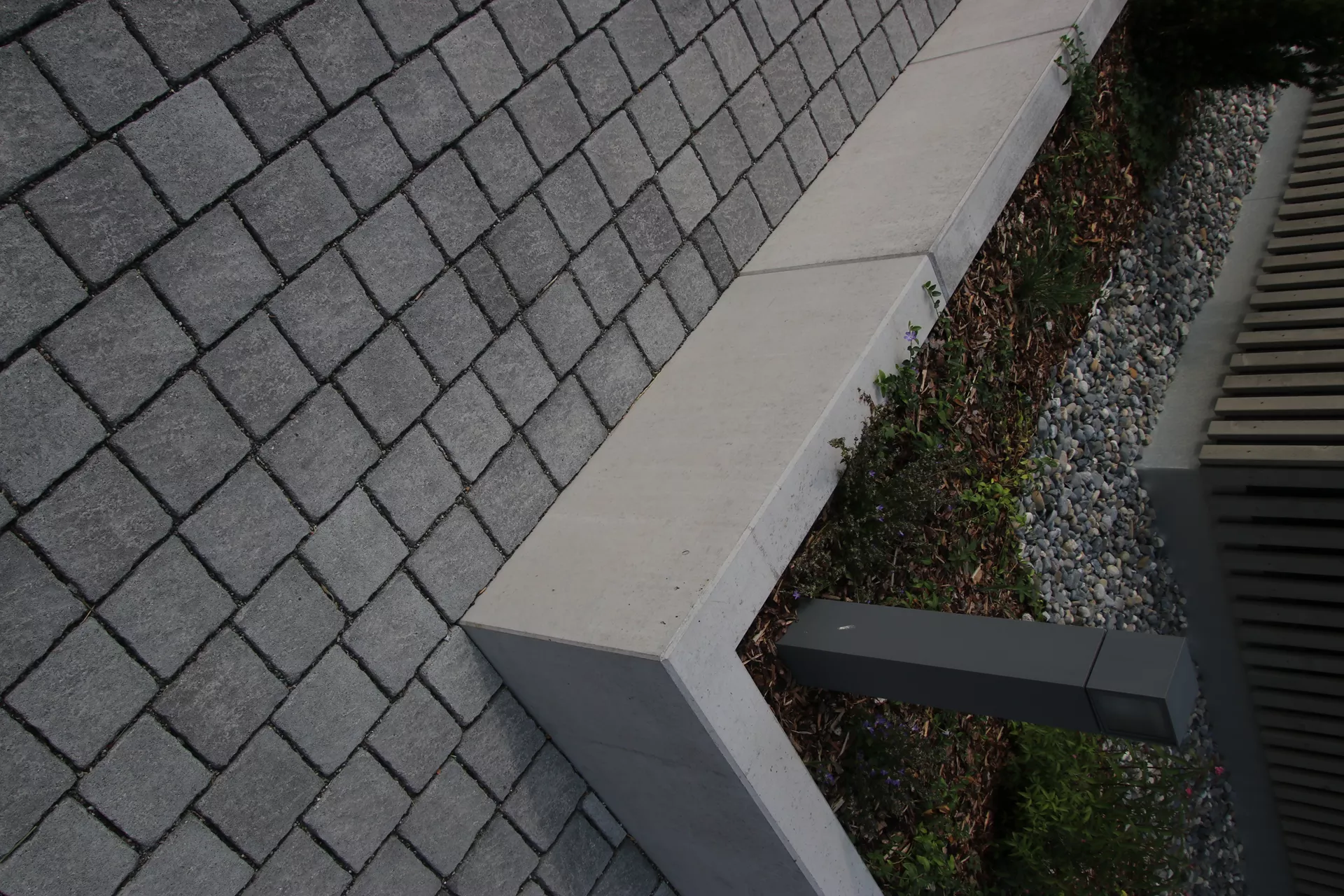 FRIEDA DRAIN Ökostein perlgrau strukturiert Kanten gebrochen L 13.8-16.8 cm B 15.1 cm H 7 cm