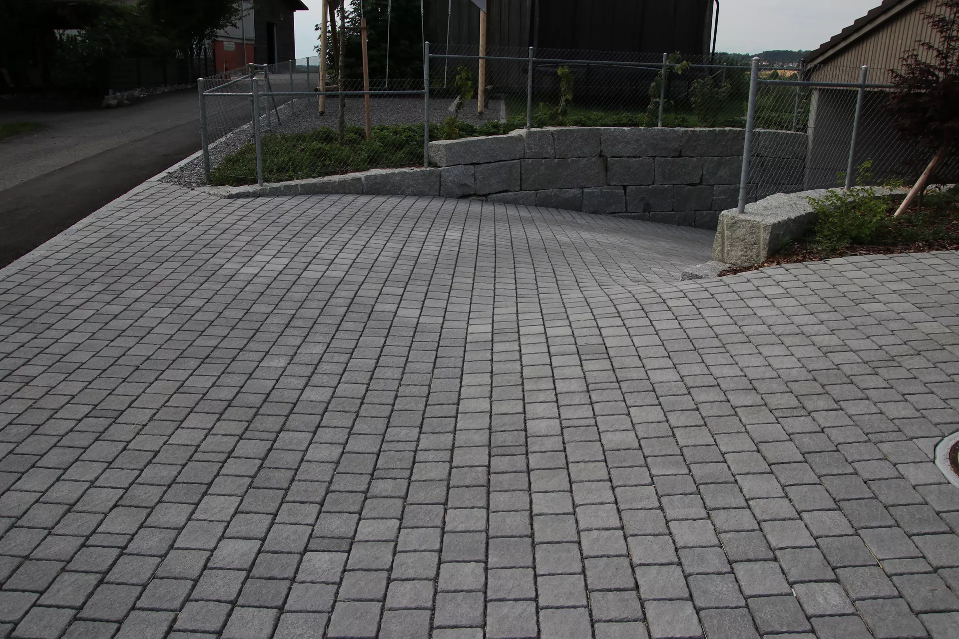 FRIEDA Pflasterstein perlgrau strukturiert Kanten gebr. L 8.8-11.8 cm B 9.8 cm H 7 cm