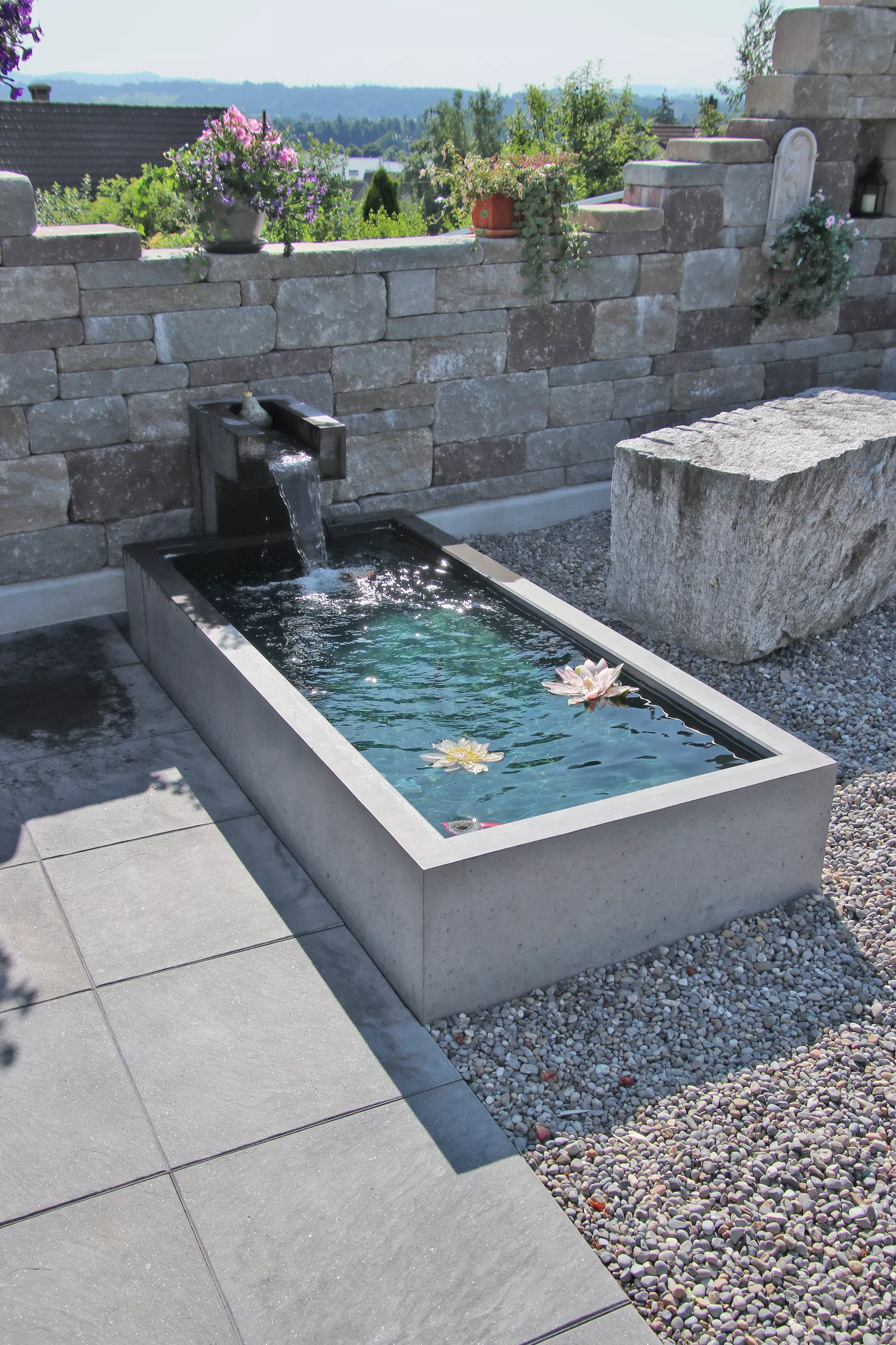 INTERMEZZO Brunnentrog grau glatt bew. Innenkante gefast Aussenkante vollk., inkl. Standrohr L 200 cm B 90 cm H 37 cm W 8 cm