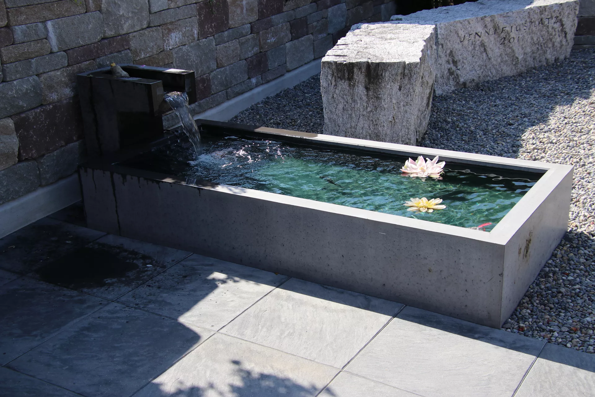 INTERMEZZO Brunnentrog grau glatt bew. Innenkante gefast Aussenkante vollk., inkl. Standrohr L 200 cm B 90 cm H 37 cm W 8 cm