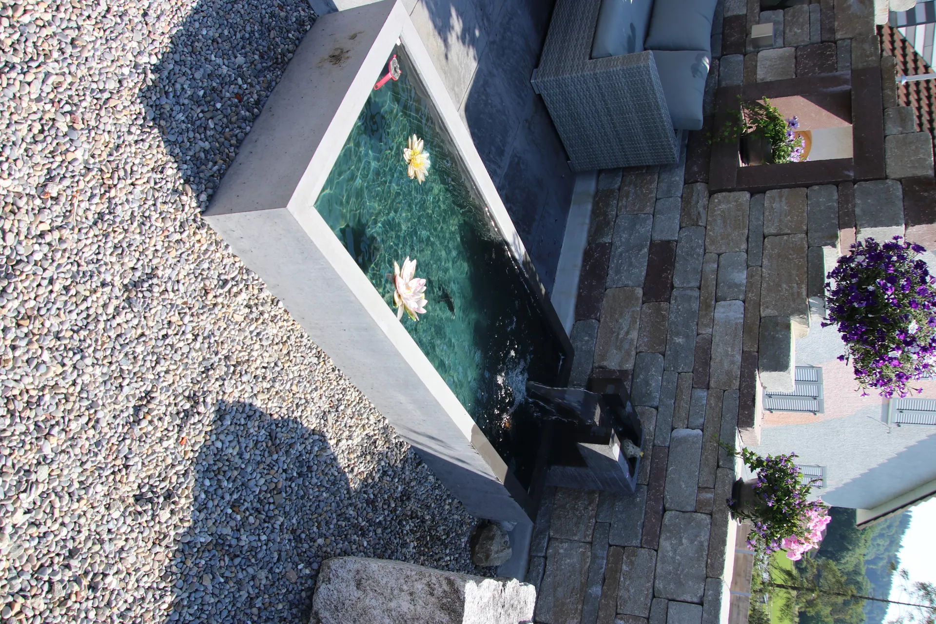 INTERMEZZO Brunnentrog grau glatt bew. Innenkante gefast Aussenkante vollk., inkl. Standrohr L 200 cm B 90 cm H 37 cm W 8 cm