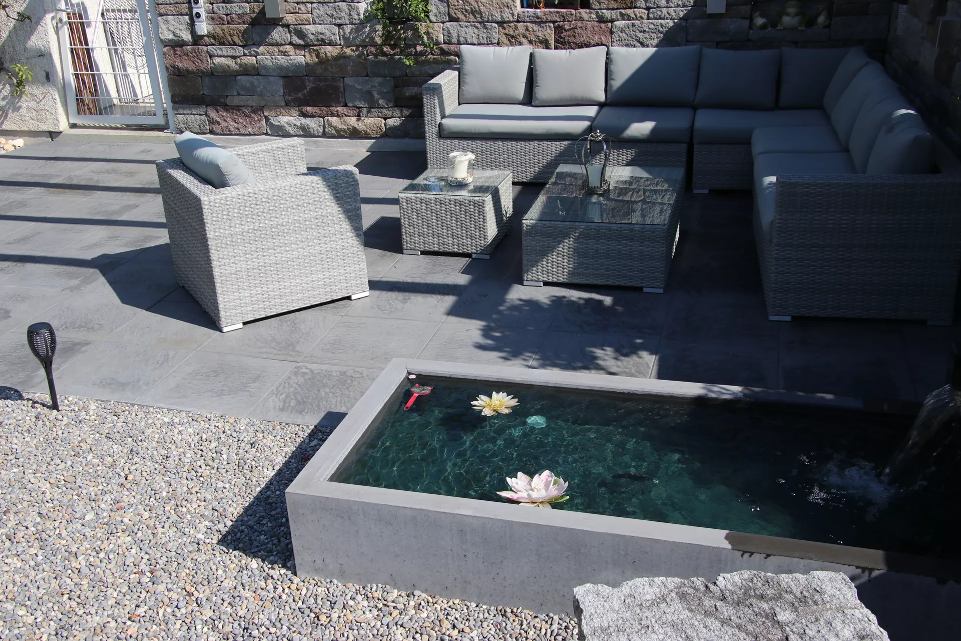 INTERMEZZO Brunnentrog grau glatt bew. Innenkante gefast Aussenkante vollk., inkl. Standrohr L 200 cm B 90 cm H 37 cm W 8 cm