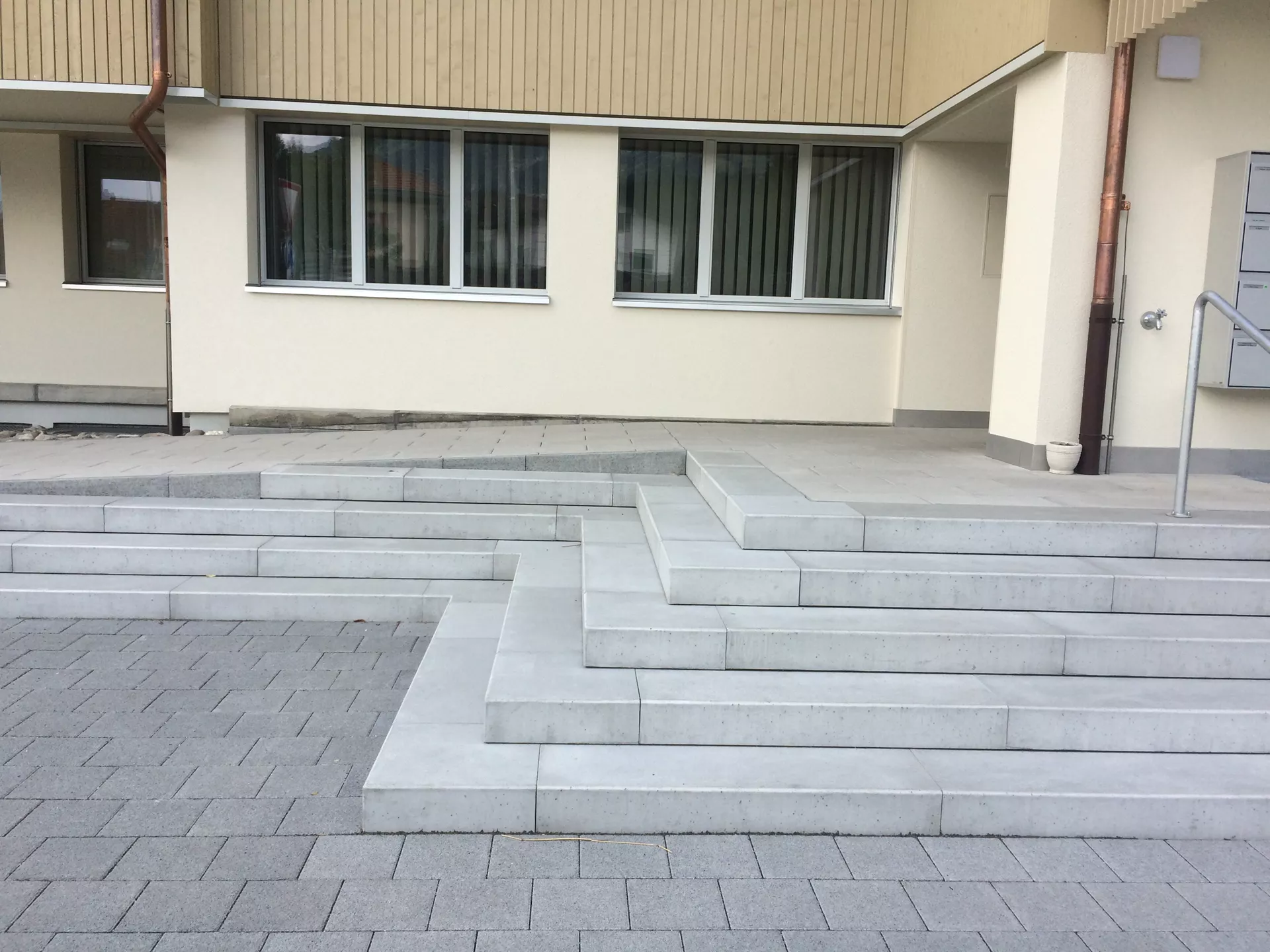 PARCO Blockstufe Eckelement à 90° grau abgerieben stirnseitig gefast L 50 cm B 36 cm H 15 cm