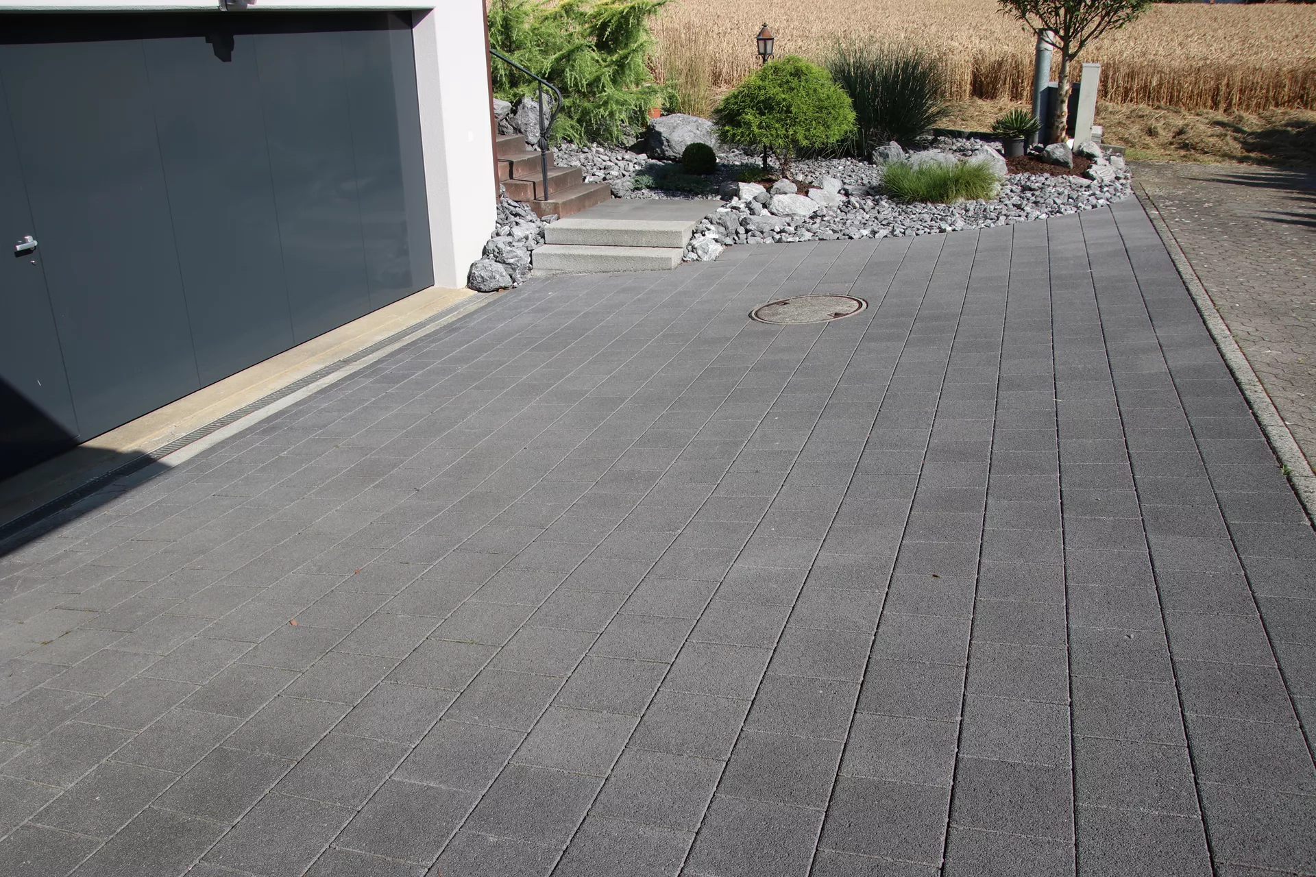 CARENA Sickerstein fino mit Nocken anthrazit haufwerksporig gefast L 25 cm B 25 cm H 8 cm