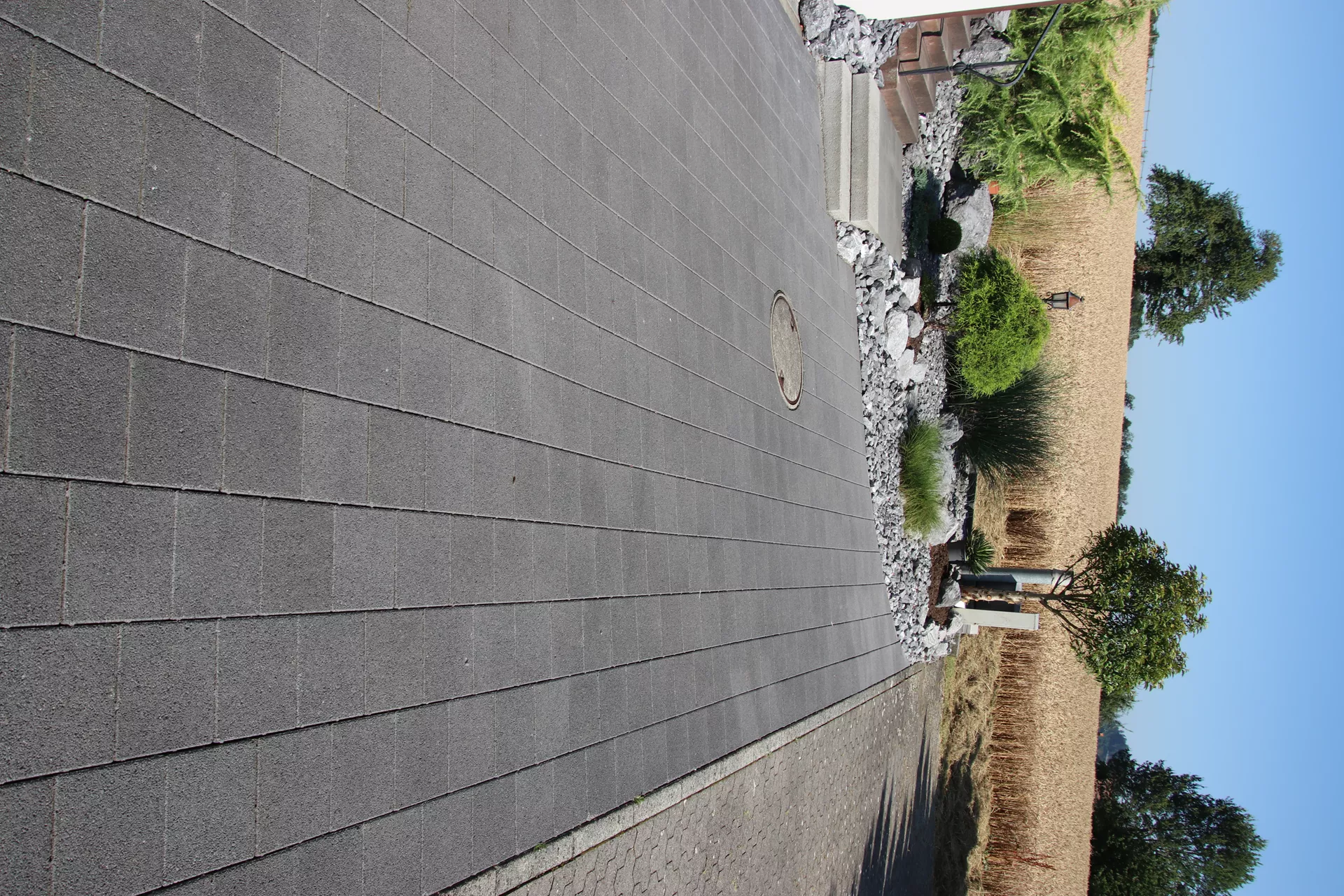 CARENA Sickerstein fino mit Nocken anthrazit haufwerksporig gefast L 25 cm B 25 cm H 8 cm