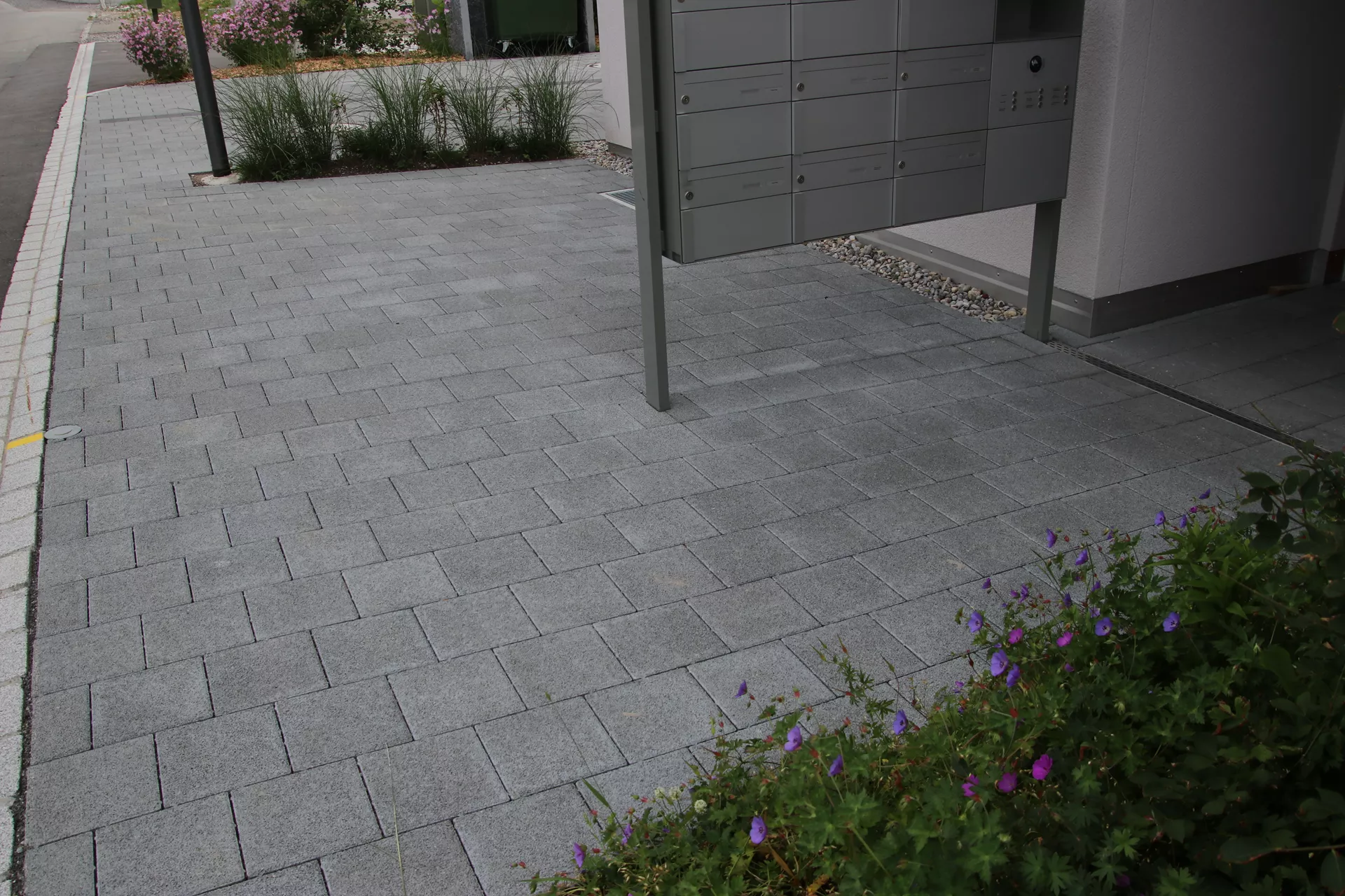 CARENA Sickerstein fino mit Nocken grau haufwerksporig gefast L 25 cm B 25 cm H 6 cm