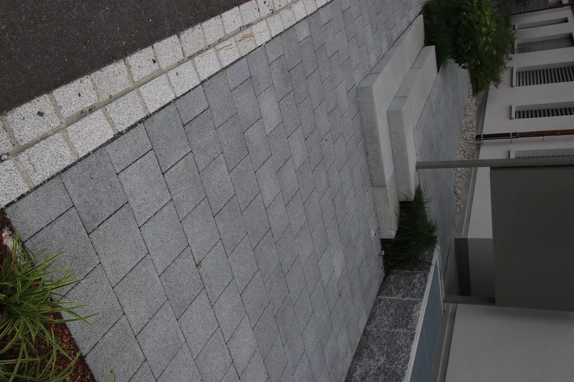 CARENA Sickerstein fino mit Nocken grau haufwerksporig gefast L 25 cm B 25 cm H 6 cm