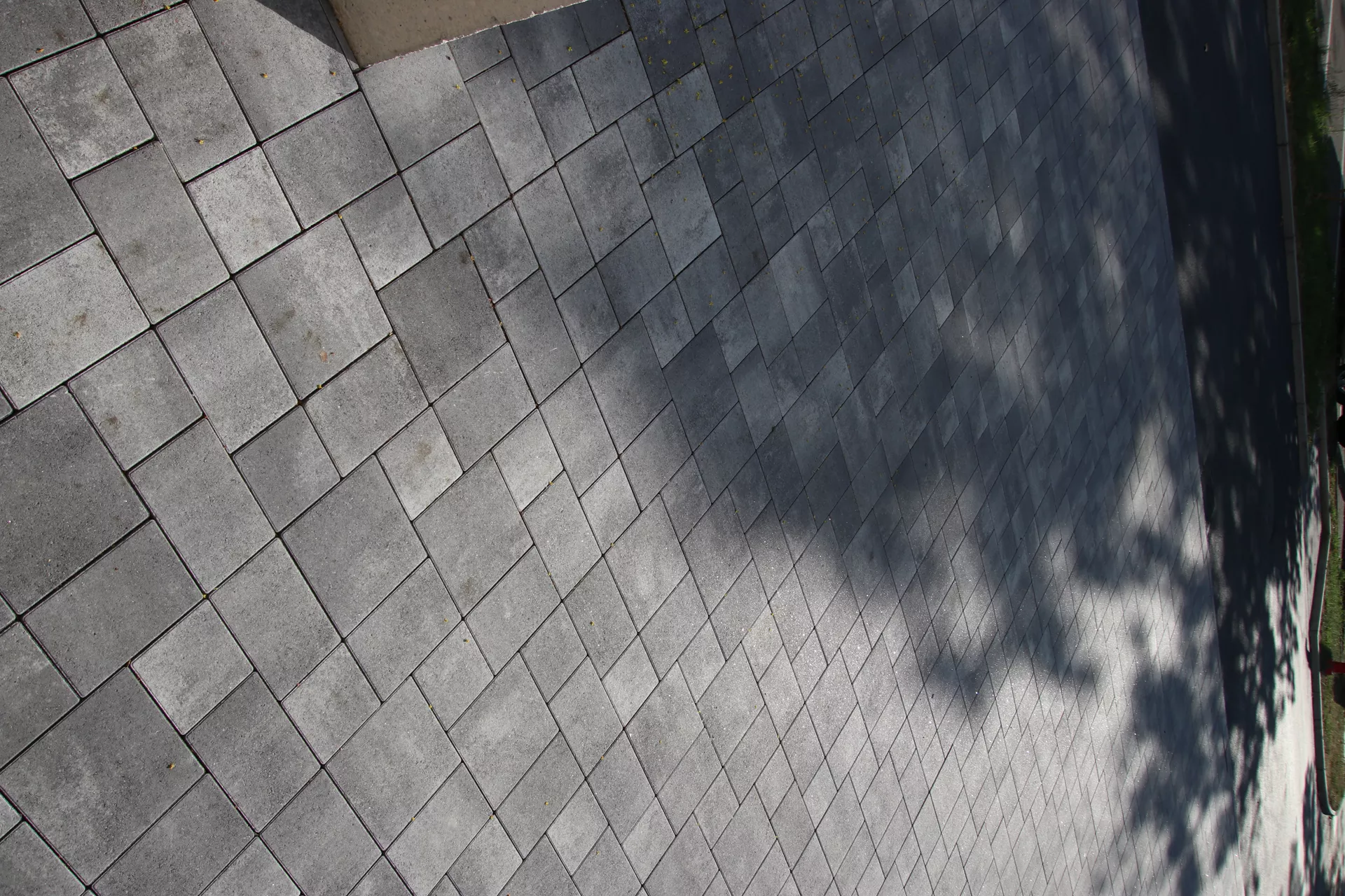 VEGAS Pflasterstein grau schattiert glatt fein gefast L 15-22.5 cm H 6 cm