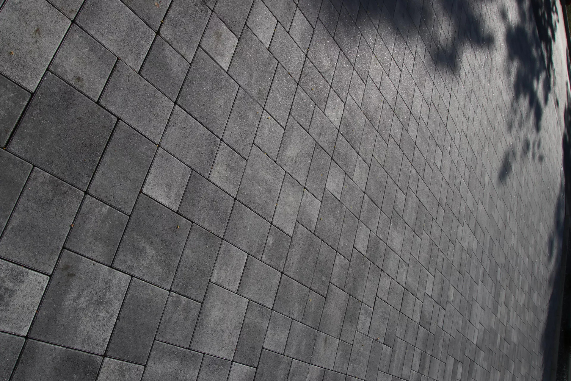 VEGAS Pflasterstein grau schattiert glatt fein gefast L 15-22.5 cm H 6 cm