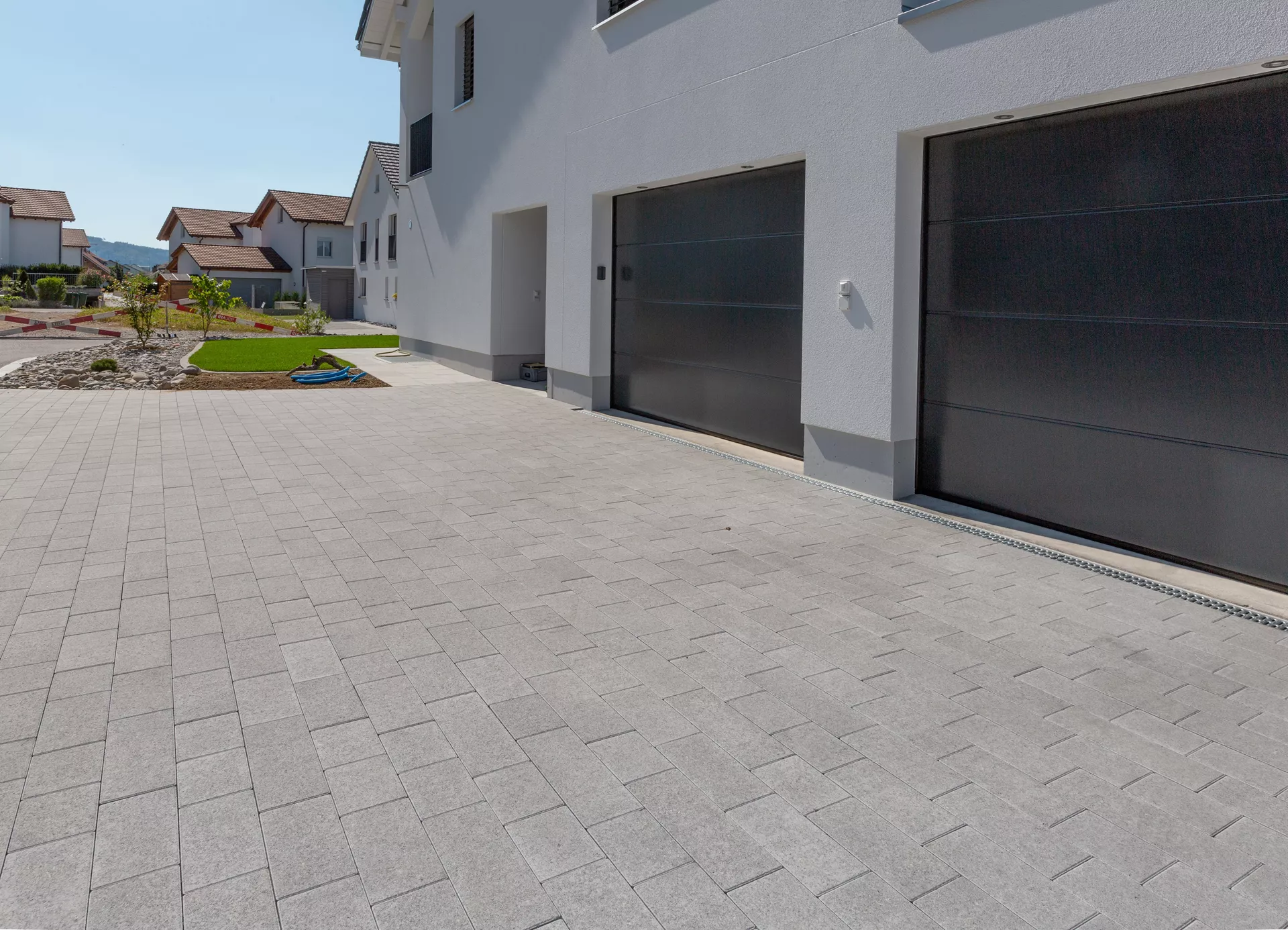 RAINA Pflasterstein grau glatt leicht gefast L 20-40 cm B 15 cm H 8 cm