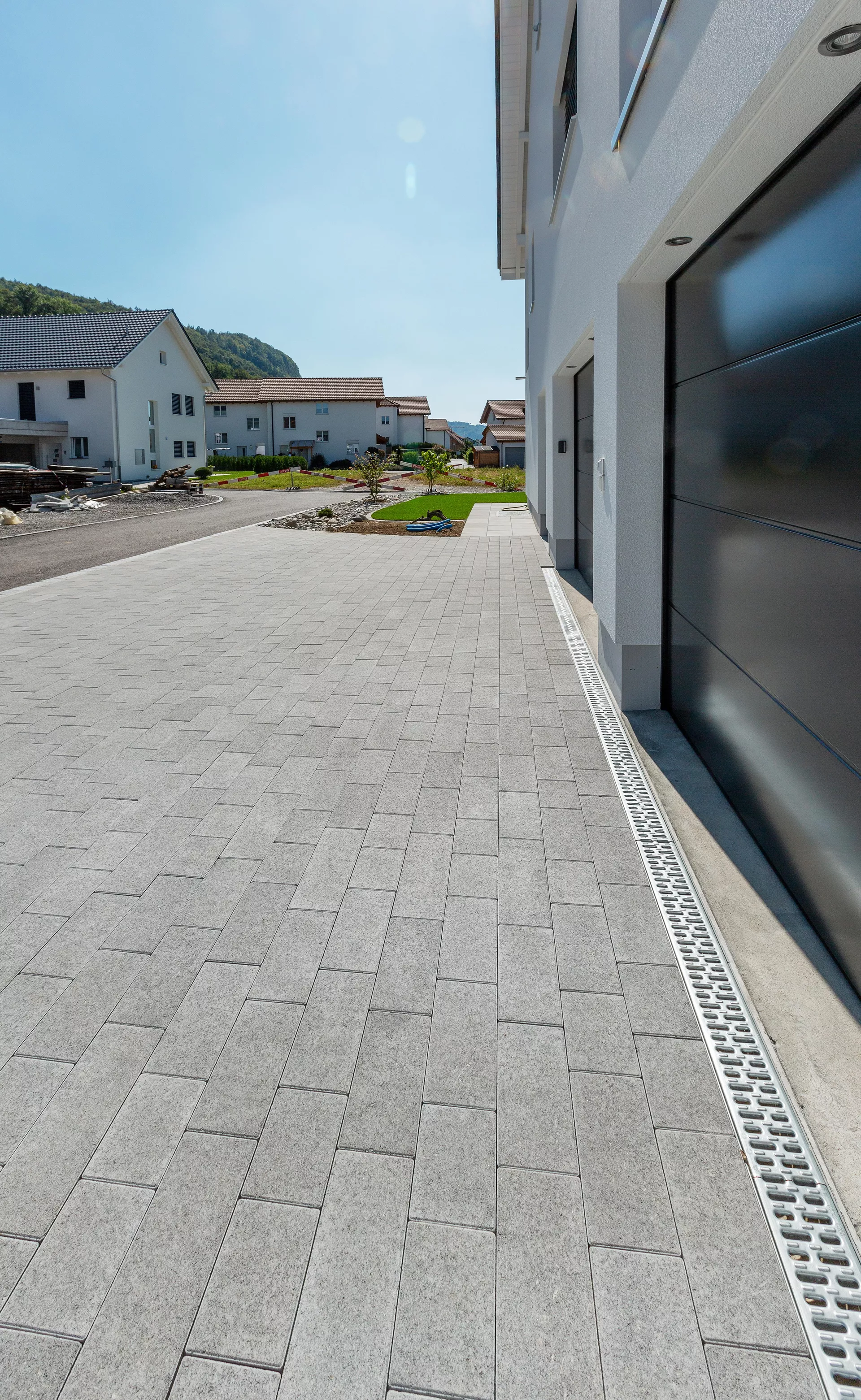 RAINA Pflasterstein grau glatt leicht gefast L 20-40 cm B 15 cm H 8 cm