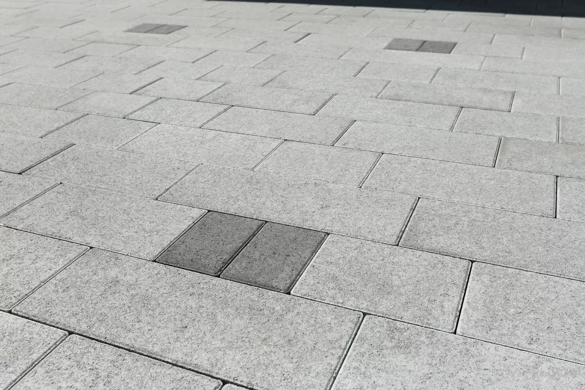 RAINA Pflasterstein grau glatt leicht gefast L 20-40 cm B 15 cm H 8 cm